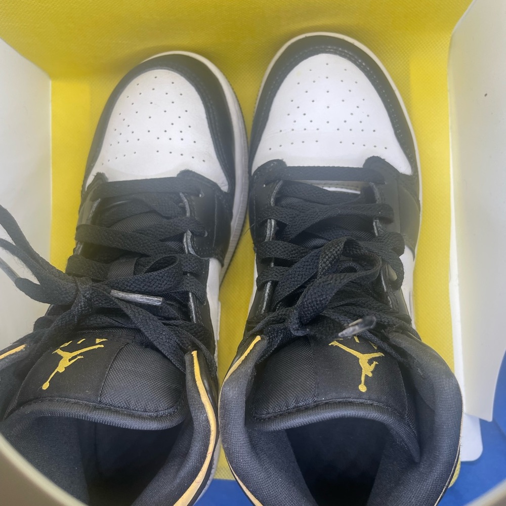 The Air Jordan 1 Mid GS “Pollen/White/Black” 4.5 youth